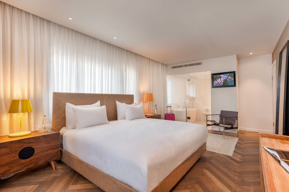King Executive Room - Upper Floor | Hypo-allergenic bedding, in-room safe, desk, laptop workspace