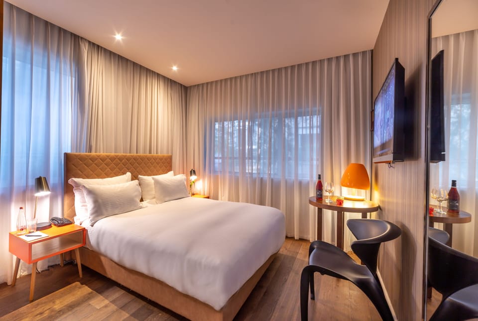 Classic Double or Twin Room | Hypo-allergenic bedding available, in-room safe, desk, laptop workspace