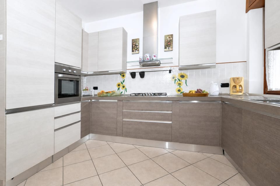 Family Villa, 3 Bedrooms, 2 Bathrooms (Casa Virginia) | Private kitchen | Dining table