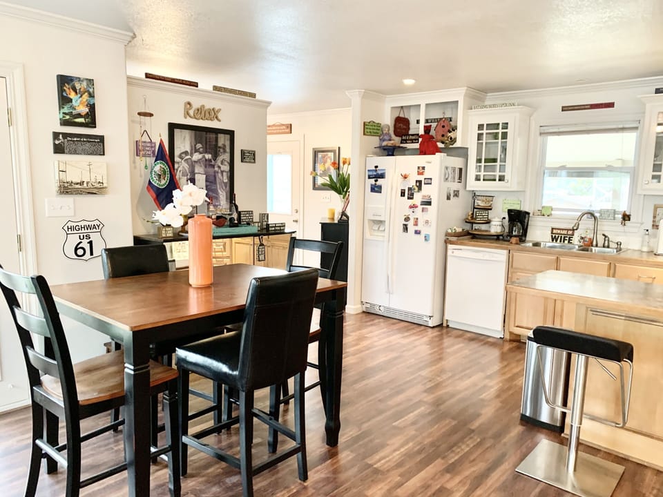 Kitchen/Dining Area