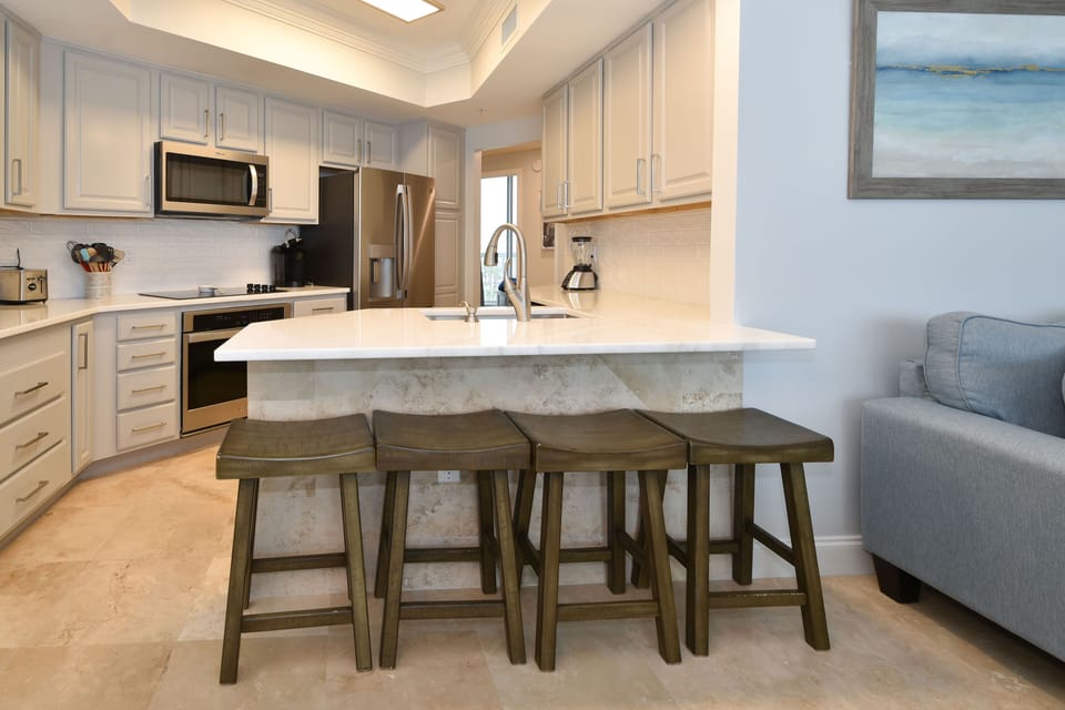 Silver Beach Towers West 503- Breakfast Bar Area