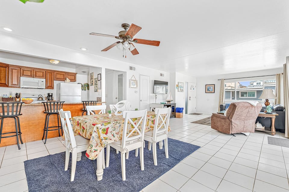 The dining area includes table and seating for 6.
                