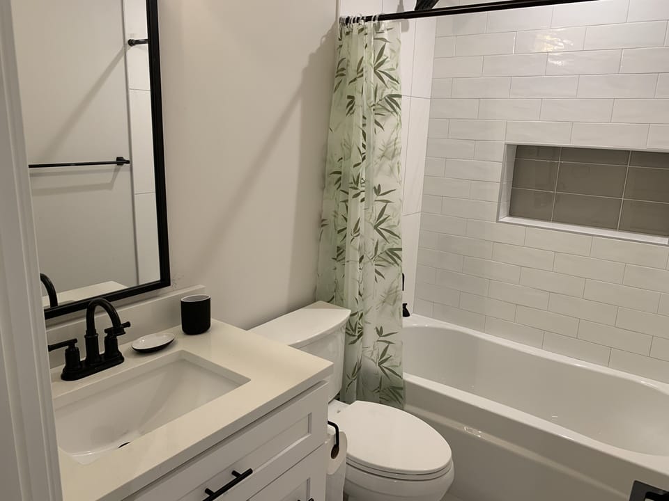3rd floor hall bath
