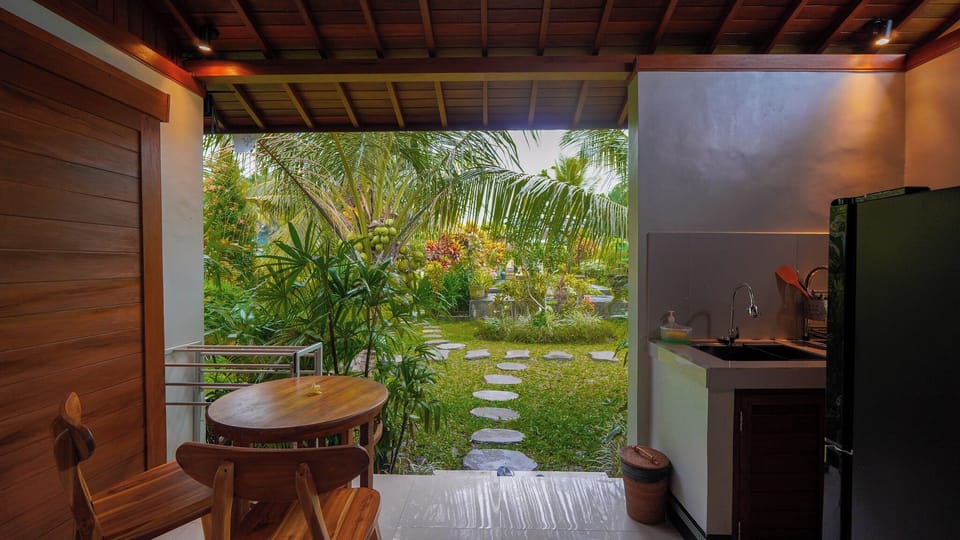 Deluxe Room with Balcony | Desk, free WiFi, bed sheets