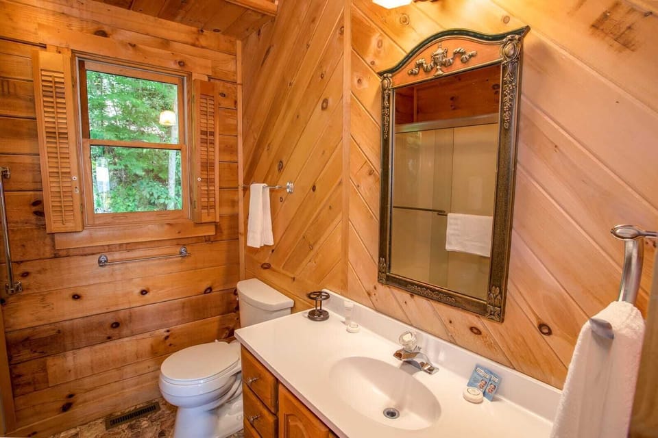 Master Bedroom Ensuite with Combo Tub and Shower