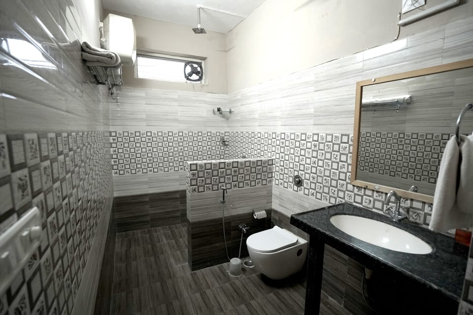 Deluxe Double or Twin Room (Non Lake Facing) | Bathroom | Shower, free toiletries, hair dryer, slippers