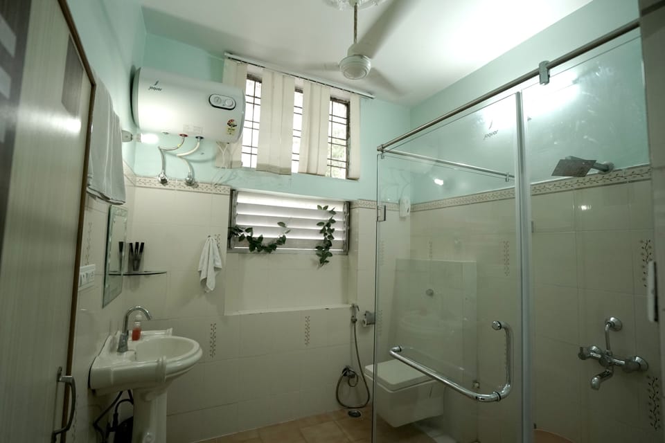 Maharaja Room (Lake Facing Rooms) | Bathroom | Shower, free toiletries, hair dryer, slippers