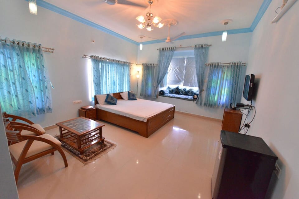 Maharaja Room (Lake Facing Rooms) | Minibar, in-room safe, desk, soundproofing
