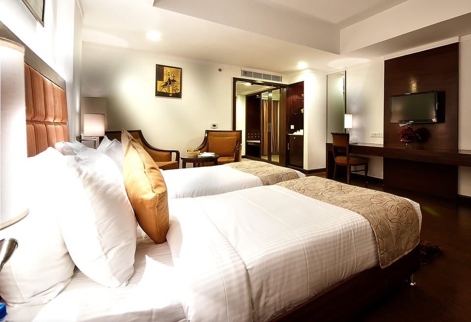 Super Deluxe Room | Minibar, in-room safe, desk, rollaway beds