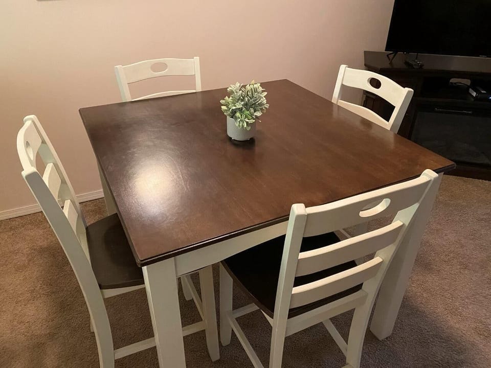 Dinning Room offeres a table and 4 chairs.