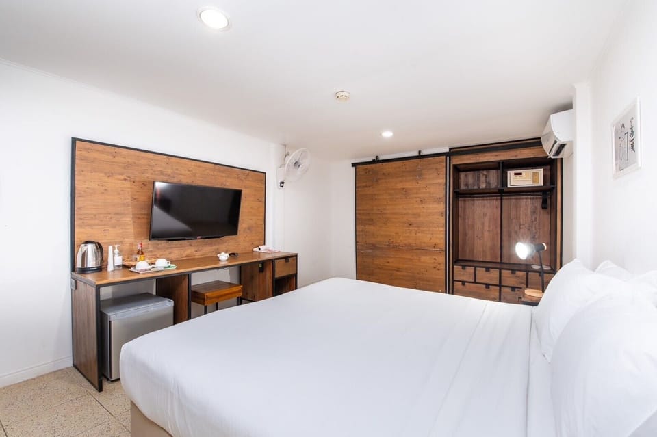 Minibar, in-room safe, individually decorated, individually furnished
