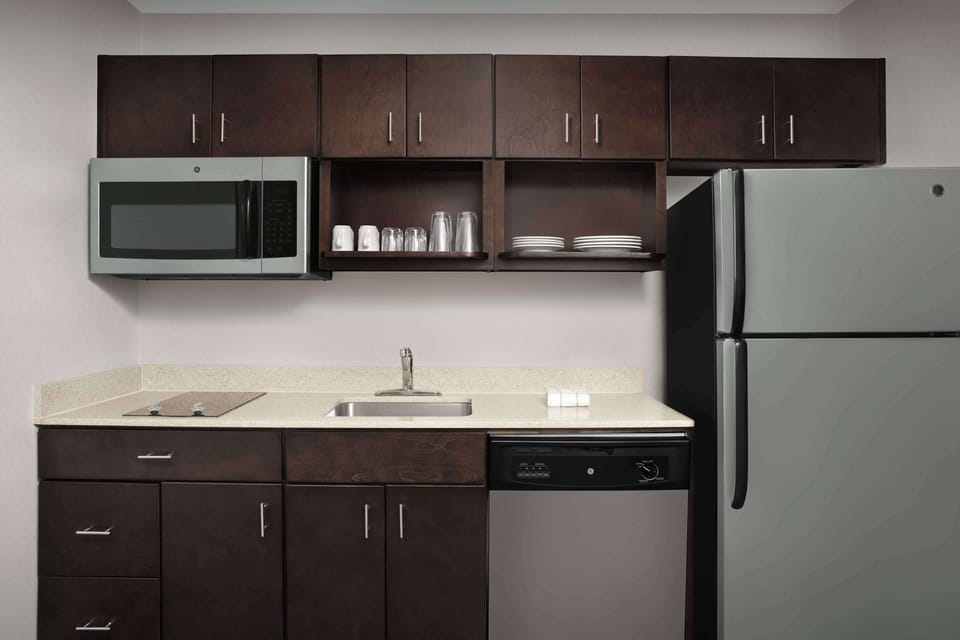 Coffee/tea maker, full-size fridge, microwave, stovetop