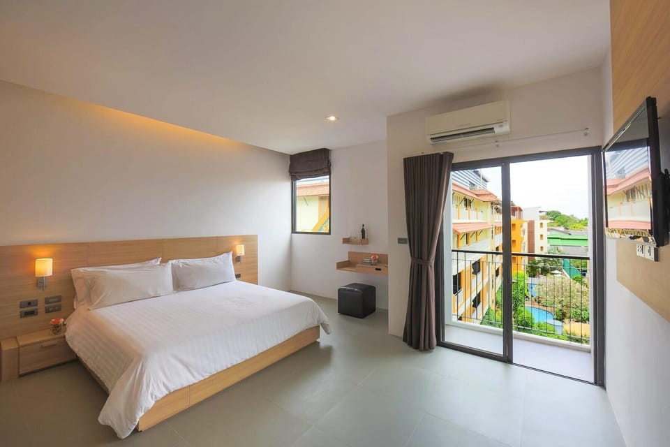 Modern Deluxe A | Free minibar items, in-room safe, desk, free WiFi