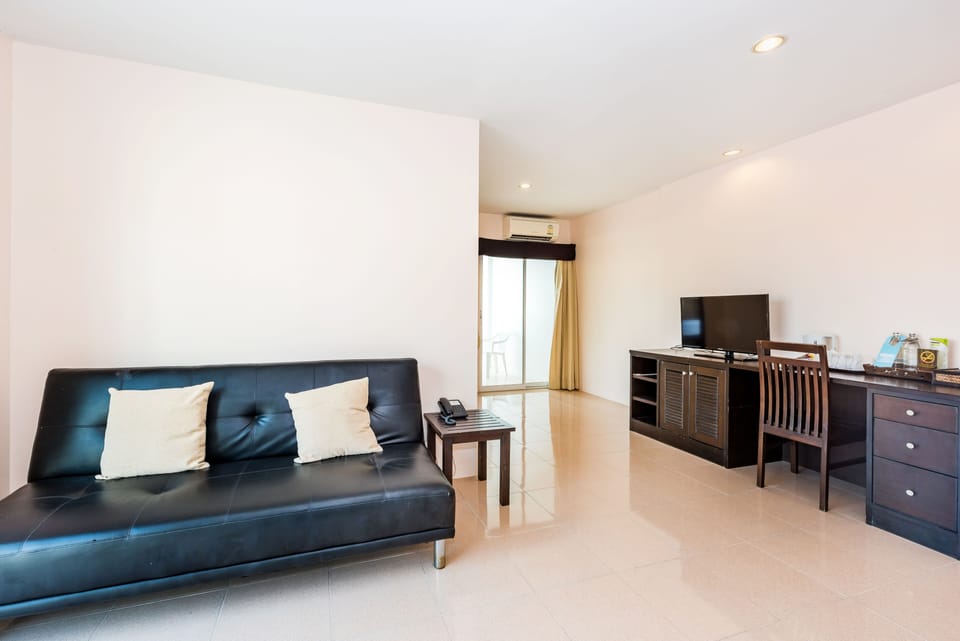Premium Suite | Free minibar items, in-room safe, desk, free WiFi