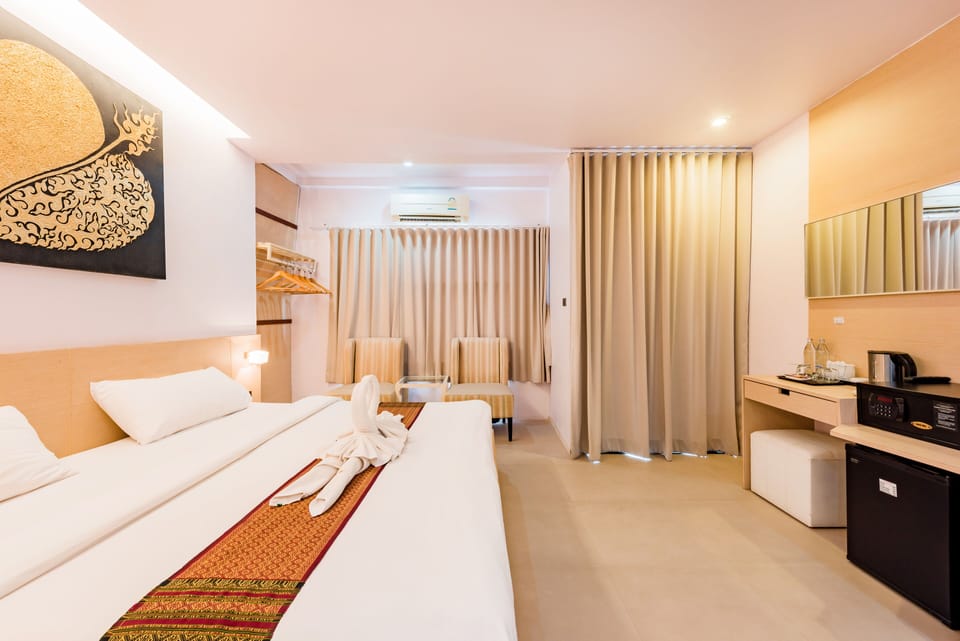 Deluxe Room | Free minibar items, in-room safe, desk, free WiFi