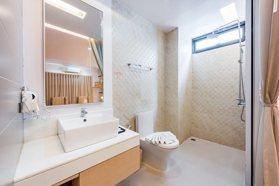 Superior Double Room | Bathroom | Shower, free toiletries, hair dryer, towels