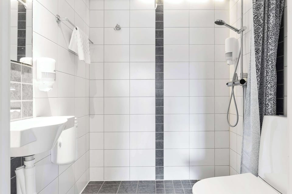 Standard Room, 2 Twin Beds, Non Smoking (1 Single Wall Bed) | Bathroom | Shower, towels