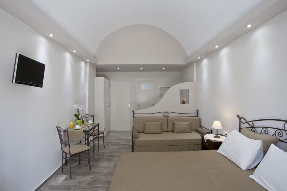 Studio (for 2) | In-room safe, individually decorated, free WiFi