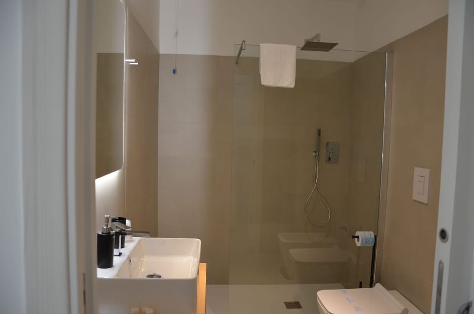 Deep soaking tub, free toiletries, hair dryer, towels