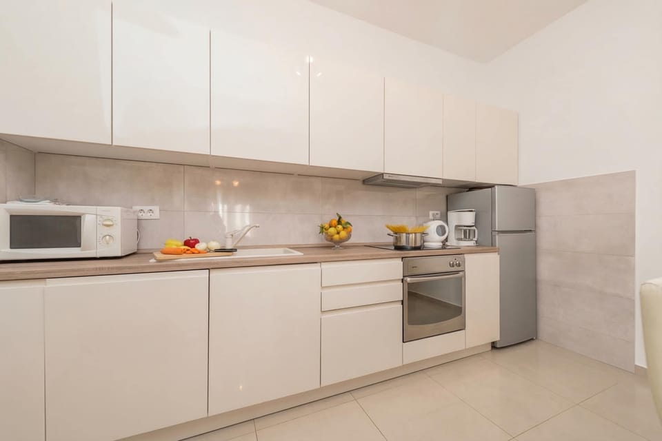 Family House, 6 Bedrooms, 2 Bathrooms (Family Friendly Pool House Ana) | Private kitchen