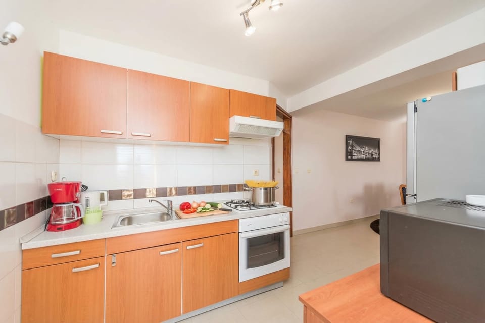 Family House, 6 Bedrooms, 2 Bathrooms (Family Friendly Pool House Ana) | Private kitchen