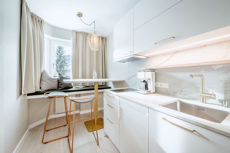Apartment Saphir PLUS | Private kitchen | Full-size fridge, microwave, stovetop, coffee/tea maker