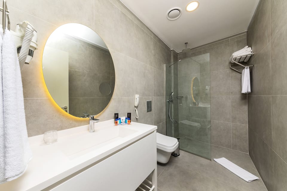 Shower, rainfall showerhead, free toiletries, hair dryer