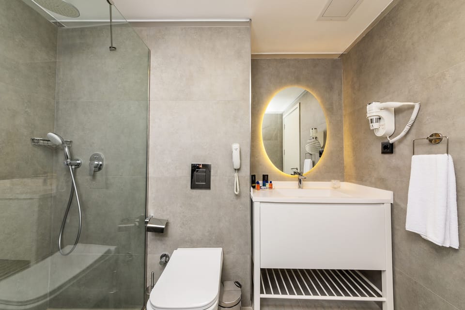 Shower, rainfall showerhead, free toiletries, hair dryer