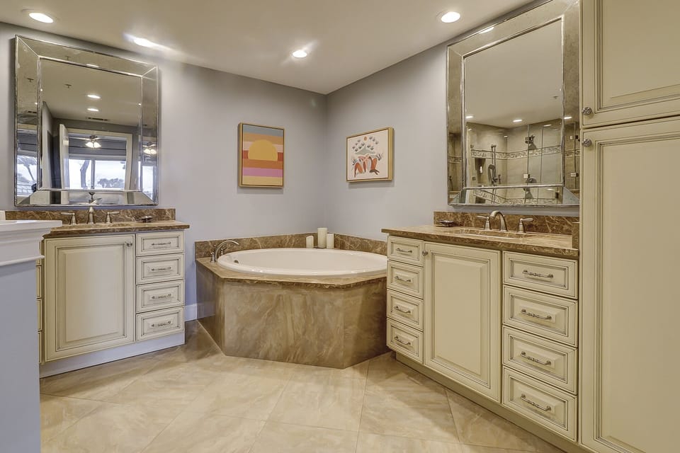 King Suite Full Bathroom