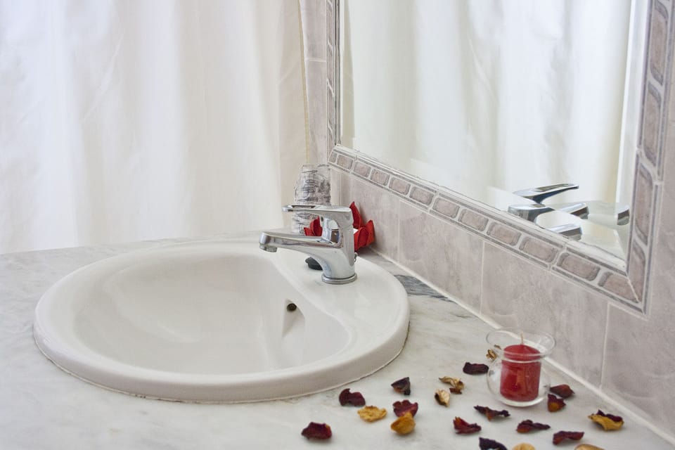 Twin Room, Balcony | Bathroom | Combined shower/tub, free toiletries, hair dryer, bidet