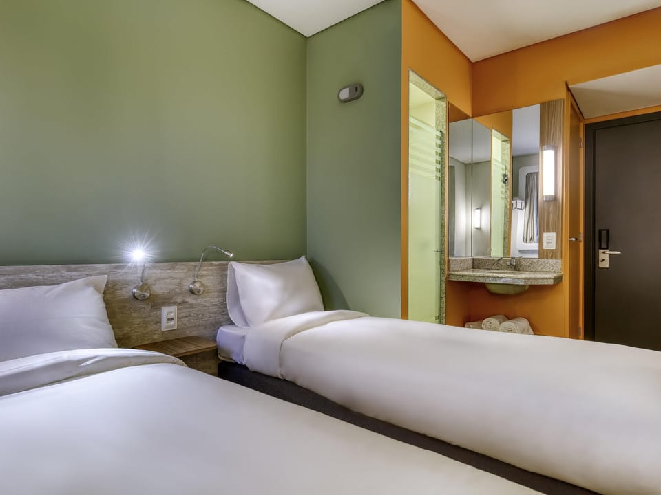 Standard Room, 2 Twin Beds | 1 bedroom, desk, laptop workspace, blackout drapes