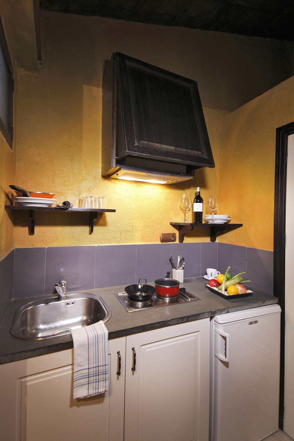 Quadruple Room | Private kitchenette | Fridge, microwave, stovetop, toaster