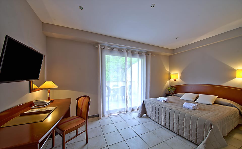 Family Room | Desk, soundproofing, cribs (free), WiFi (free)