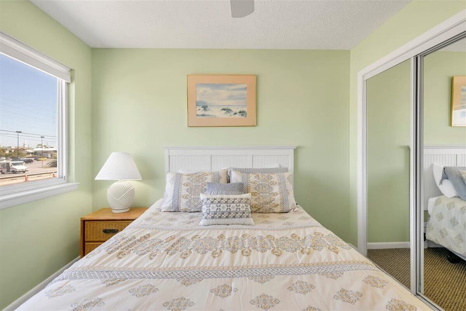 Second bedroom with a queen bed