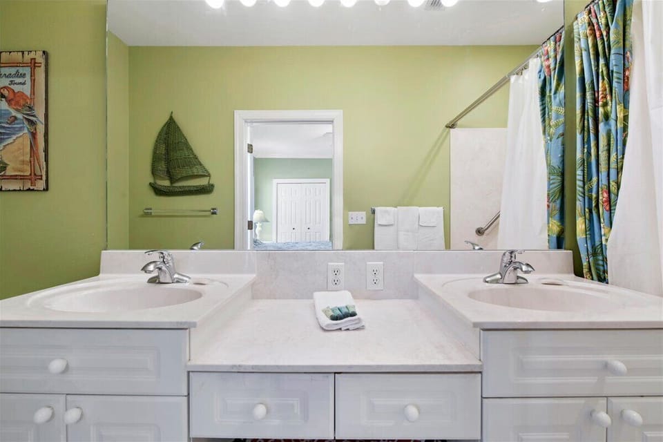 Downstairs private bathroom
