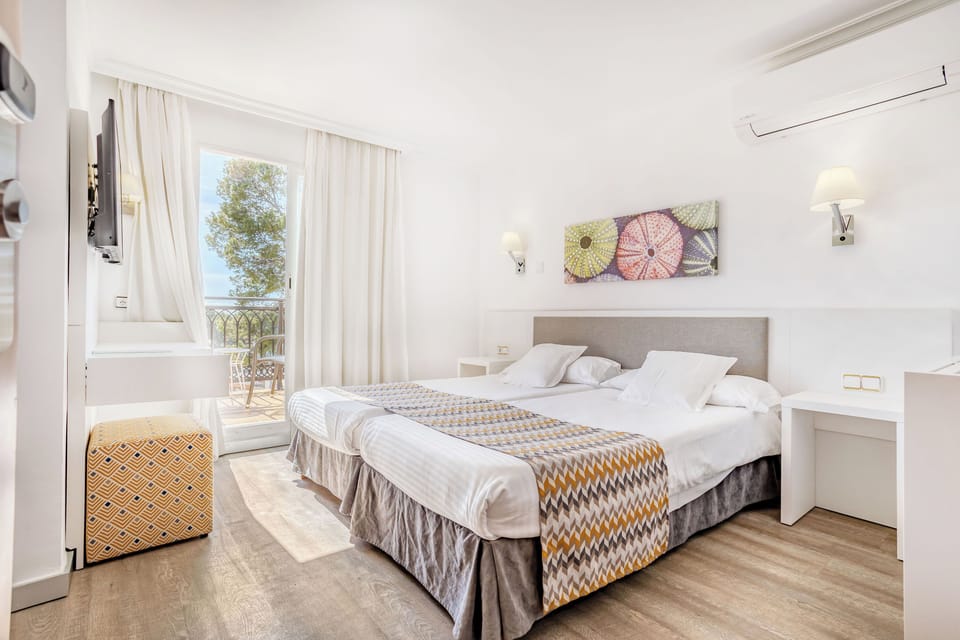 Standard Double Room | In-room safe, desk, laptop workspace, free WiFi