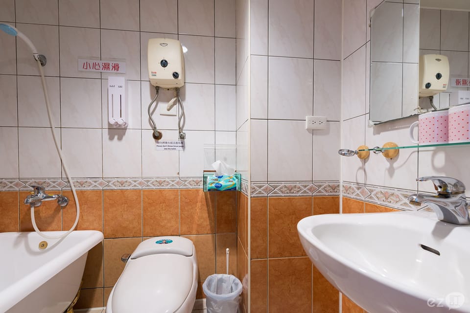 Deep soaking tub, free toiletries, hair dryer, slippers