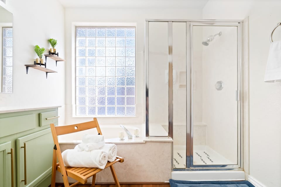 Master bedroom: En-suite bathroom with both standing shower and bath tub
