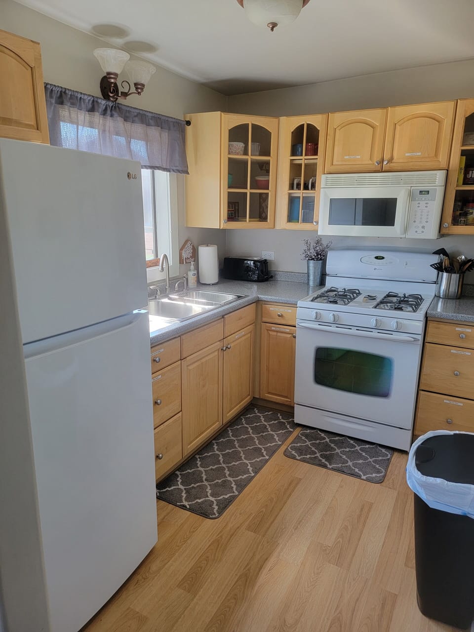 Full-size kitchen ; fully stocked