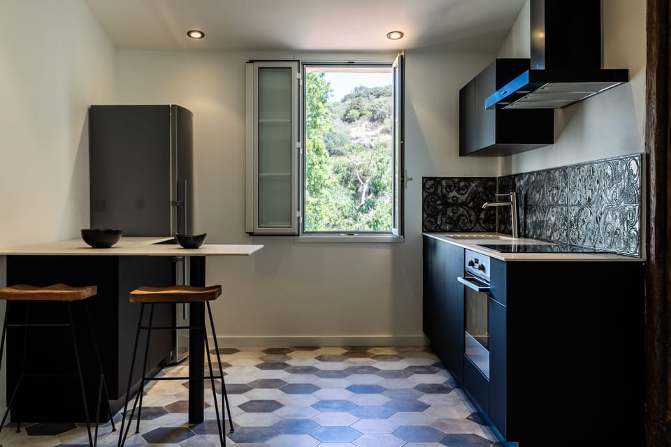 Honeymoon Apartment, Ensuite, Garden View (Dea) | Shared kitchen | Highchair