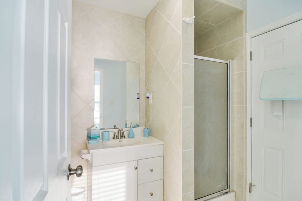 Full Bathroom | Towels Provided