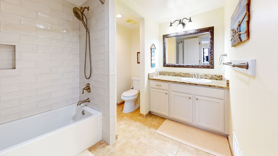 En-Suite Bathroom with Tub and Shower Combination