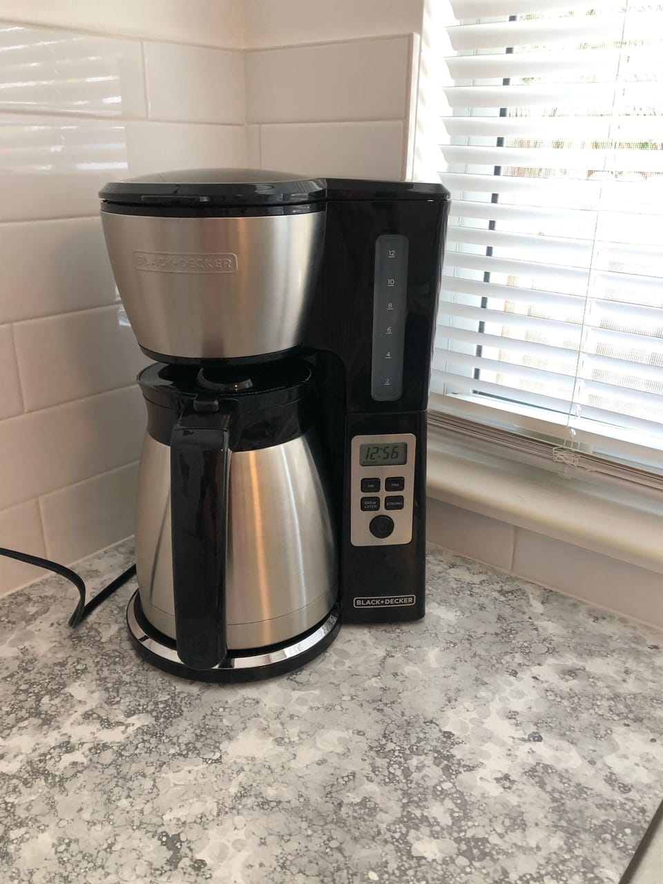 Coffee maker with carafe 