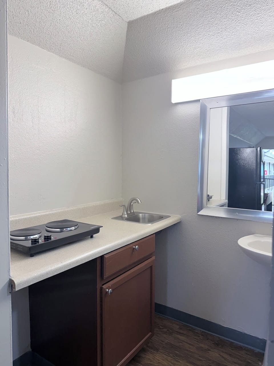 1 King Bed, Non Smoking, Kitchenette | Desk, free WiFi, bed sheets