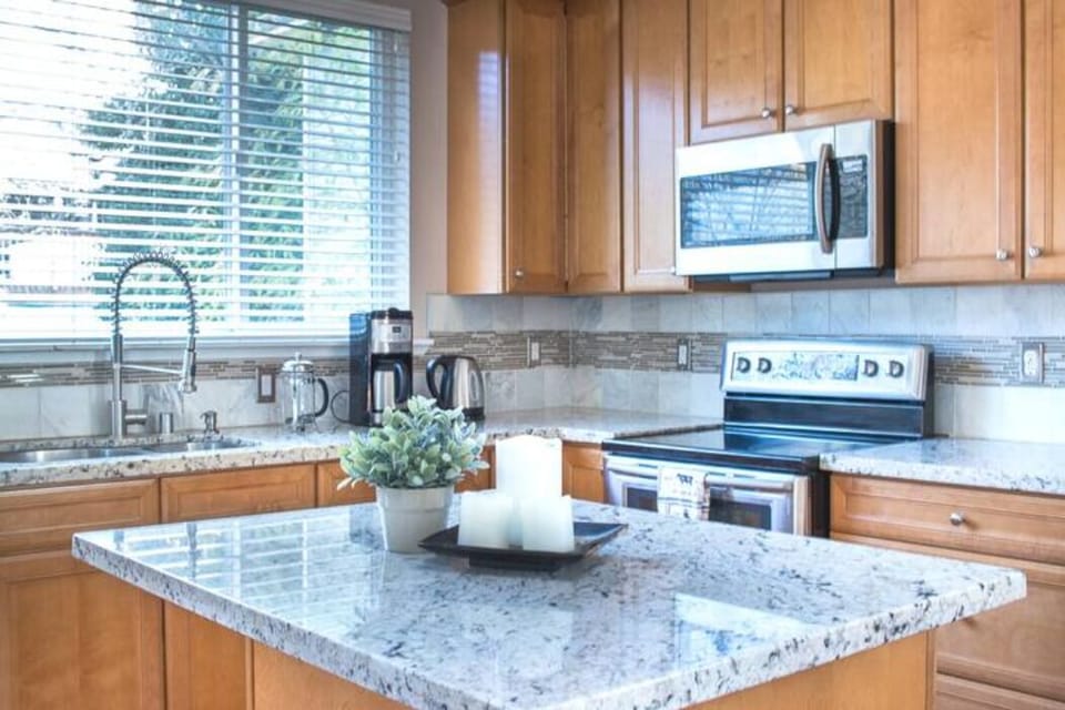 A double oven for different needs! Granite! Stainless steel appliances!