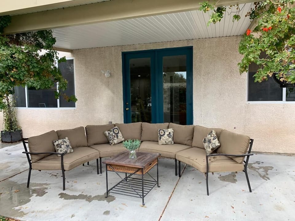 Backyard patio and plenty of seating area. 