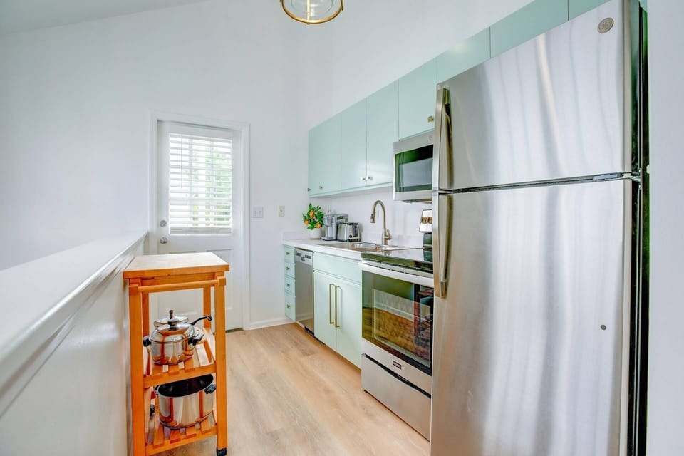 Discover a modernized kitchen equipped with everything you need to effortlessly prepare and cook your meals to perfection.
