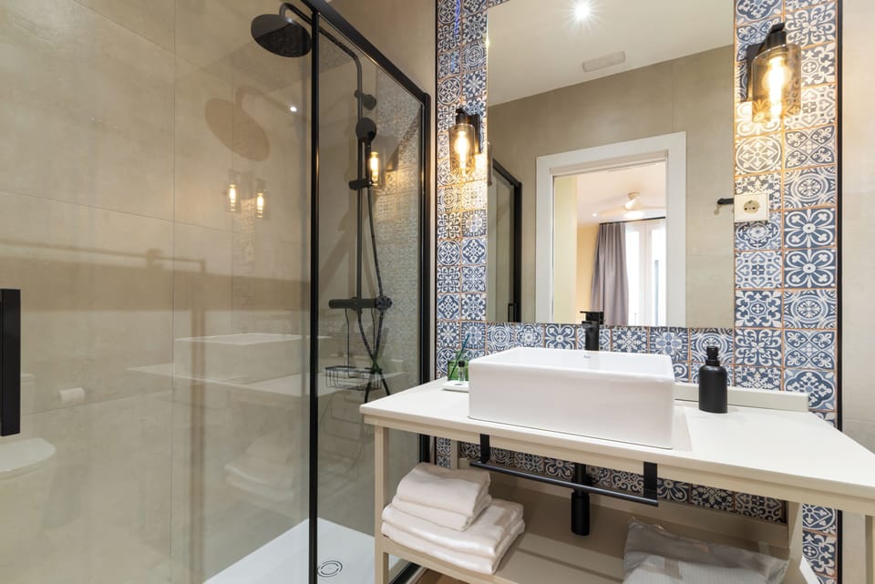 Standard Room | Bathroom | Shower, rainfall showerhead, free toiletries, hair dryer