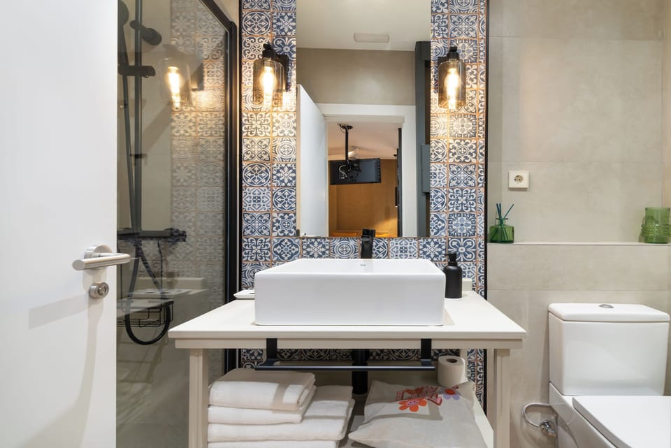 Economy Double Room, Courtyard Area | Bathroom | Shower, rainfall showerhead, free toiletries, hair dryer