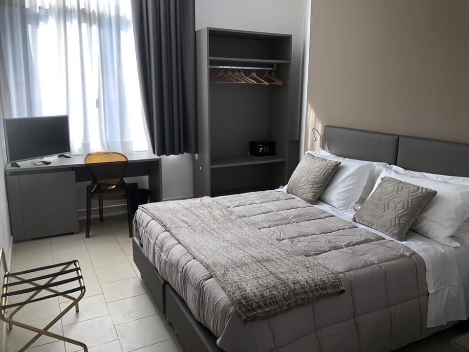Economy Room, 2 Twin Beds | Bathroom sink